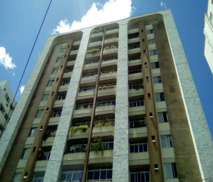 Imagem 1 da galeria do anúncio: qrto mobiliado; armários; mesa/cadeira; espelho e frigobar