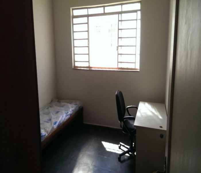 Imagem 2 da galeria do anúncio: Quarto mobiliado com banheiro individual tipo suite