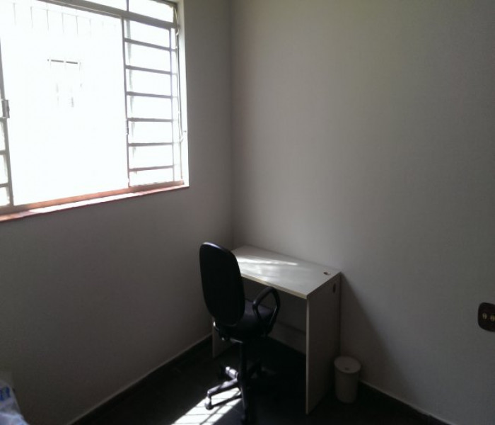 Imagem 1 da galeria do anúncio: Quarto mobiliado com banheiro individual tipo suite