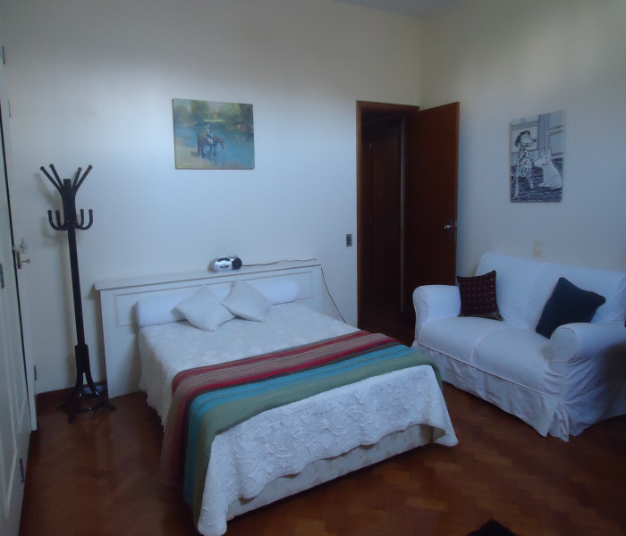 Imagem 3 da galeria do anúncio: Quarto grande mobiliado próximo a PUC