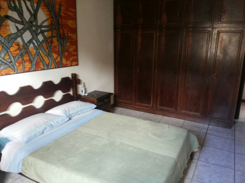 Imagem 2 da galeria do anúncio: Quarto amplo mobiliado e quarto semi mobiliadoado