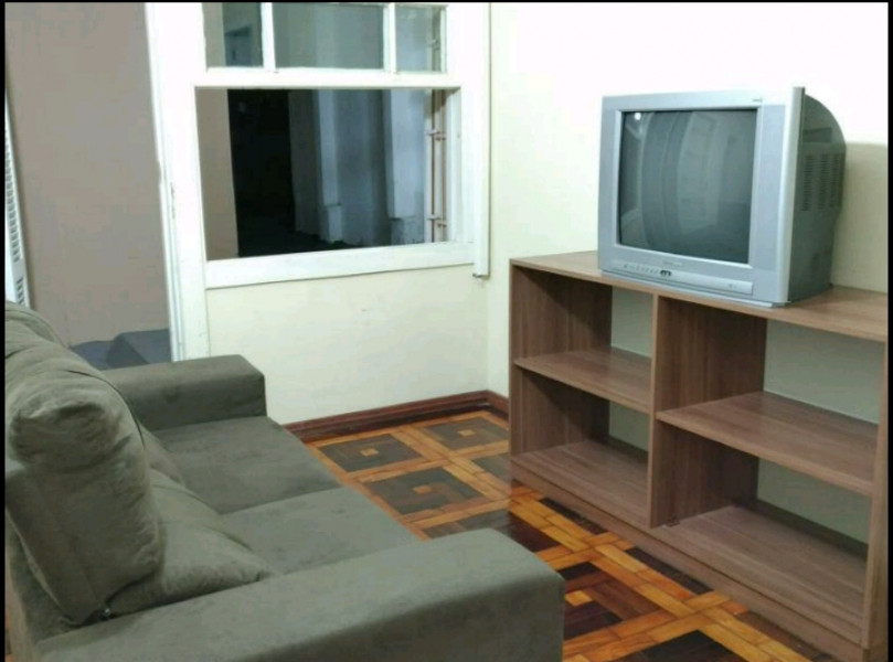 Imagem 6 da galeria do anúncio: Quarto Amplo/Confortável - Centro de PoA-RS (Não é Coliving)