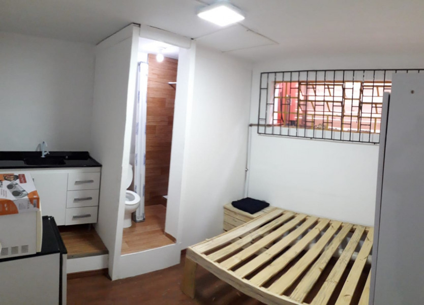 Imagem 1 da galeria do anúncio: Kitnet Portão Agua Verde Mobiliado Quarto banheiro cozinha