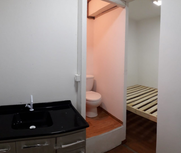 Imagem 5 da galeria do anúncio: Kitnet Portão Agua Verde Mobiliado Quarto banheiro cozinha