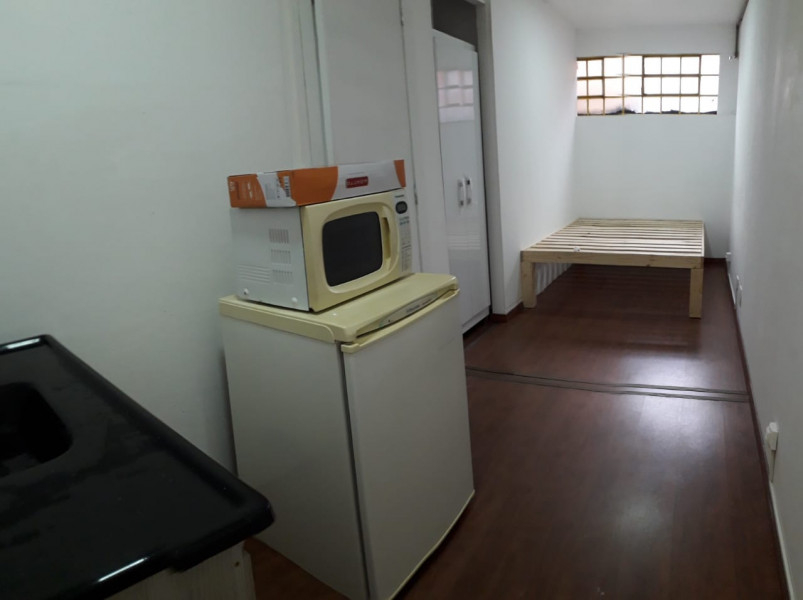 Imagem 4 da galeria do anúncio: Kitnet Portão Agua Verde Mobiliado Quarto banheiro cozinha