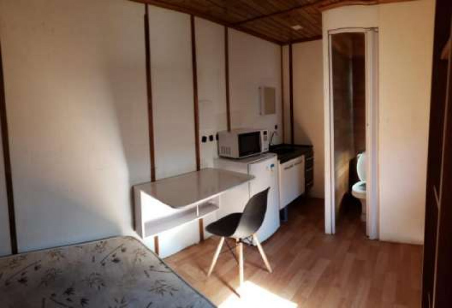 Imagem 1 da galeria do anúncio: Kitnet Bigorrilho Barigui Mobiliado Quarto banheiro cozinha