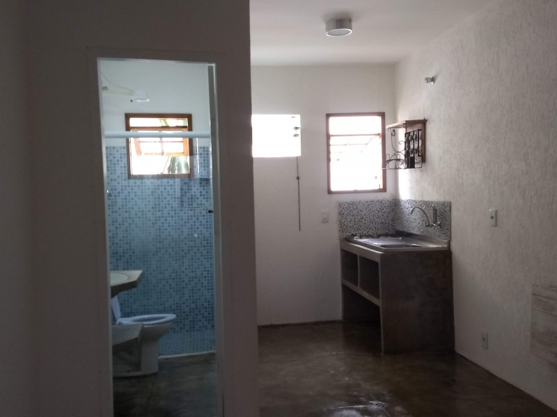 Imagem 17 da galeria do anúncio: Kitnet mobiliada com geladeira fogão e cama e individuais.