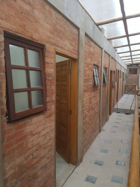 Imagem 18 da galeria do anúncio: Kitnet mobiliada com geladeira fogão e cama e individuais.