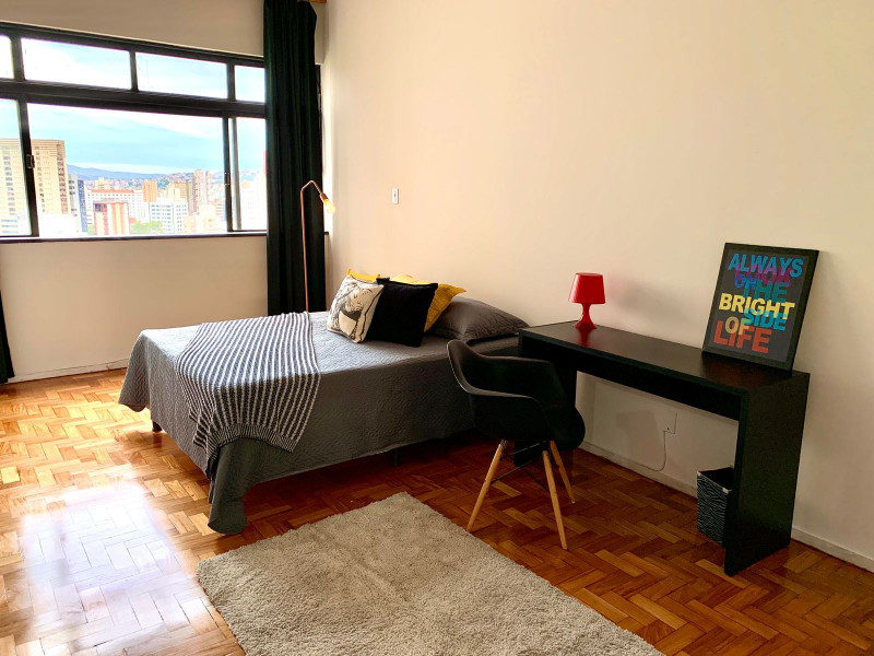 Imagem 1 da galeria do anúncio: Suíte - Quarto enorme - Ótima localização - Vista incrível