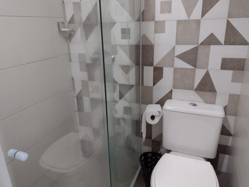 Imagem 19 da galeria do anúncio: Quarto decorado, novíssimo, com tv, ar, móvei, banheiro exc.