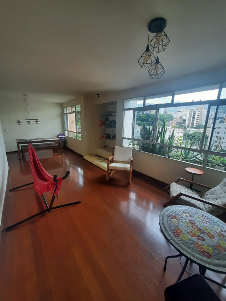 Imagem 9 da galeria do anúncio: qrto mobiliado; armários; mesa/cadeira; espelho e frigobar