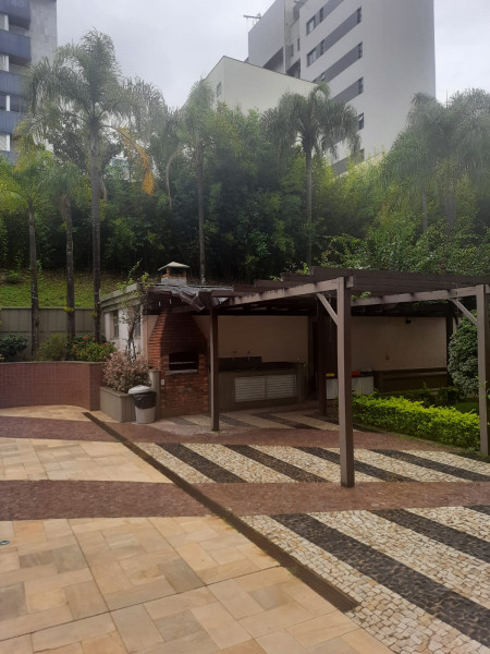 Imagem 8 da galeria do anúncio: qrto mobiliado; armários; mesa/cadeira; espelho e frigobar