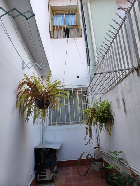 Imagem 4 da galeria do anúncio: Quarto individual c/ ventilador, frigobar e mobiliado.