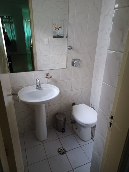 Imagem 9 da galeria do anúncio: Quarto individual c/ ventilador, frigobar e mobiliado.