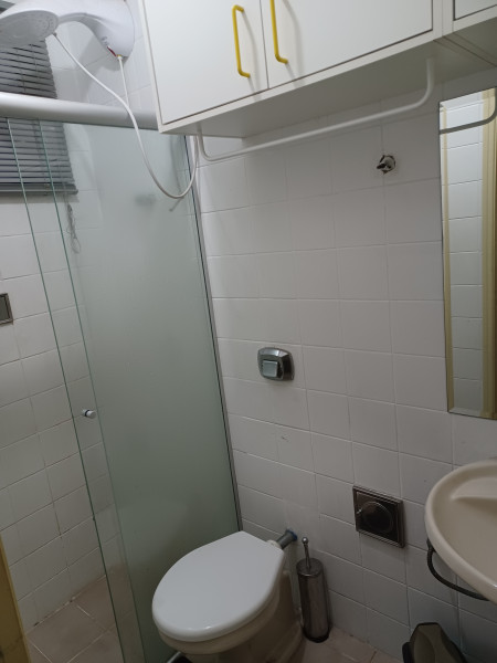 Imagem 8 da galeria do anúncio: Quarto individual c/ ventilador, frigobar e mobiliado.