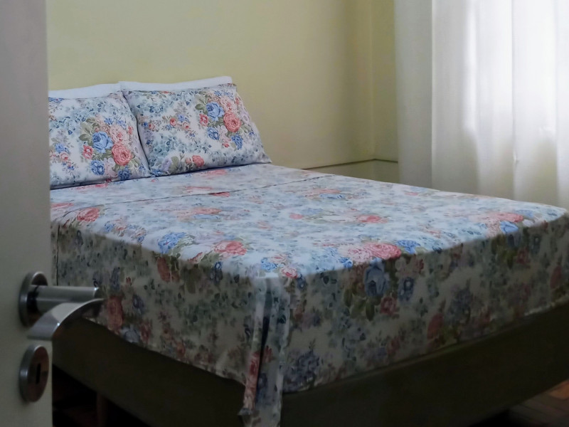 Imagem 1 da galeria do anúncio: Quarto Amplo/Confortável - Centro de PoA-RS (Não é Coliving)