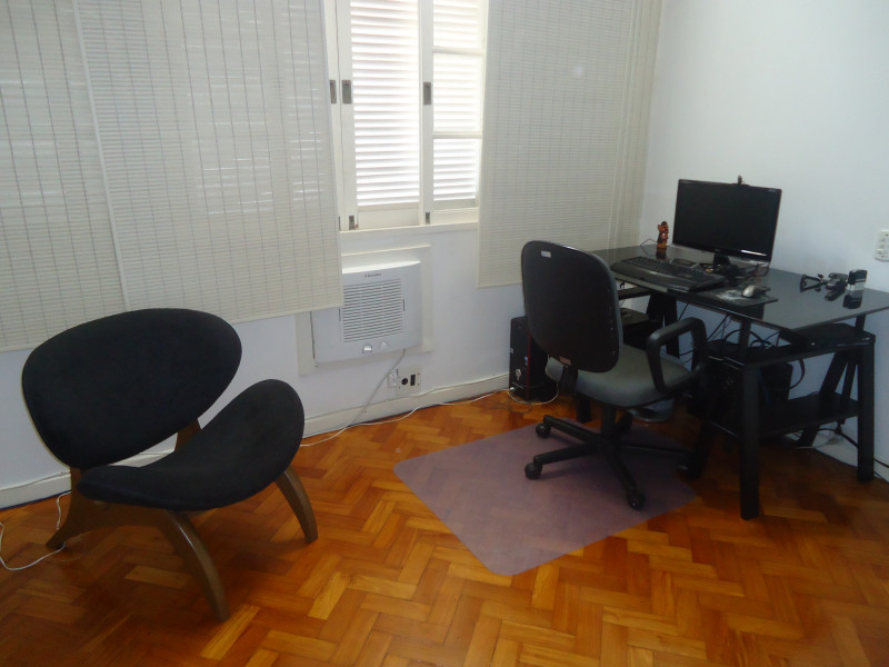 Imagem 1 da galeria do anúncio: Quarto arejado amplo com frigobar com TV NET e INTERNET