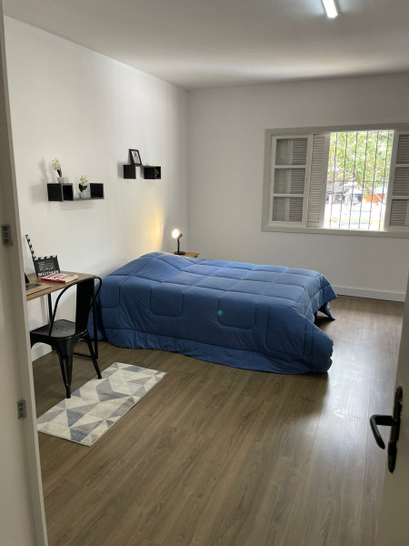 Imagem 1 da galeria do anúncio: ALUGO SUITE DECORADA COM TUDO INCLUSO.