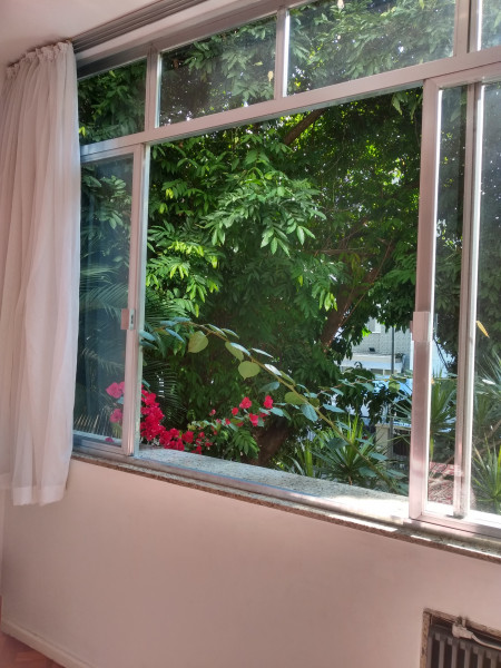 Imagem 2 da galeria do anúncio: quarto amplo no coração de ipanema