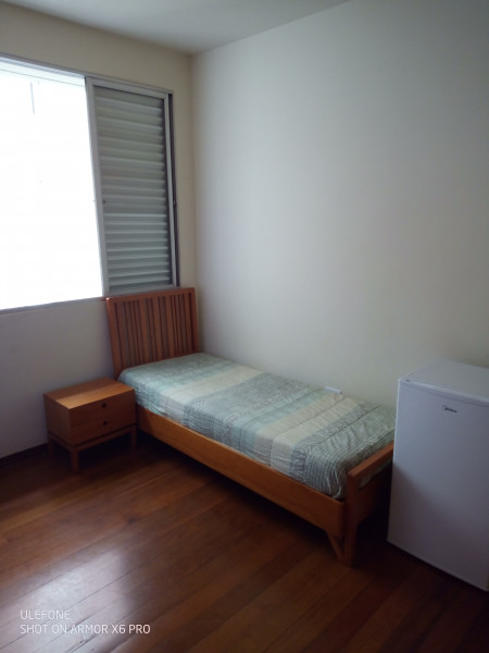 Imagem 5 da galeria do anúncio: qrto mobiliado; armários; mesa/cadeira; espelho e frigobar