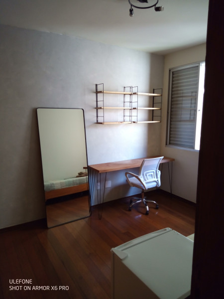 Imagem 4 da galeria do anúncio: qrto mobiliado; armários; mesa/cadeira; espelho e frigobar