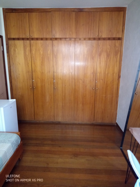 Imagem 7 da galeria do anúncio: qrto mobiliado; armários; mesa/cadeira; espelho e frigobar