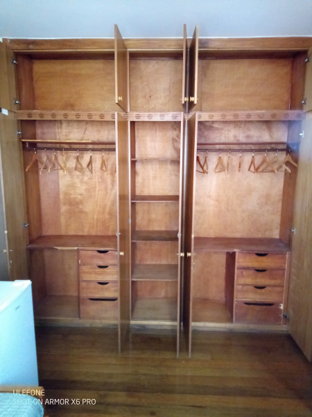 Imagem 6 da galeria do anúncio: qrto mobiliado; armários; mesa/cadeira; espelho e frigobar