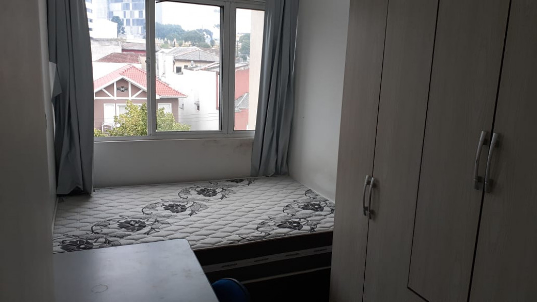 Imagem 1 da galeria do anúncio: Quarto  medio Centro Curitiba