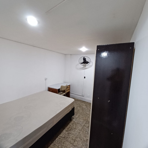 Imagem 9 da galeria do anúncio: Quarto  medio Centro Curitiba