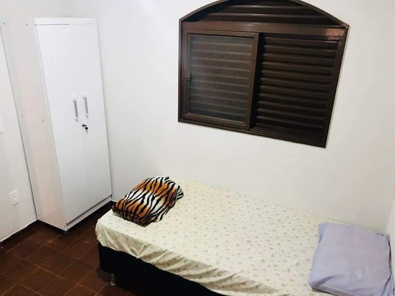 Imagem 3 da galeria do anúncio: Quarto uma quadra da faculdade UNIRP