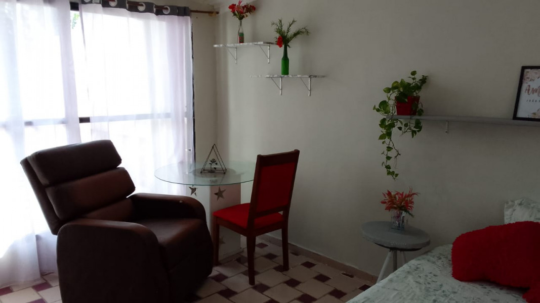 Imagem 2 da galeria do anúncio: Quarto em bairro tranquilo