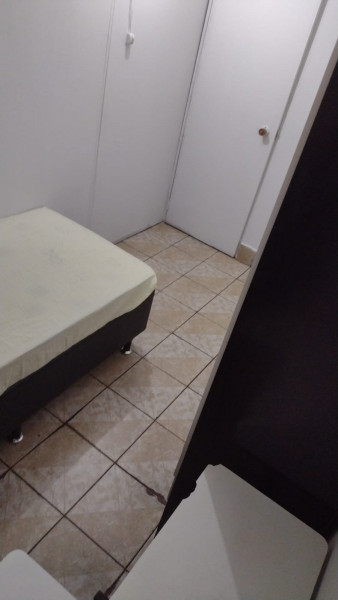 Imagem 1 da galeria do anúncio: Quartos individuais, cozinha e banheiros compartilhados.