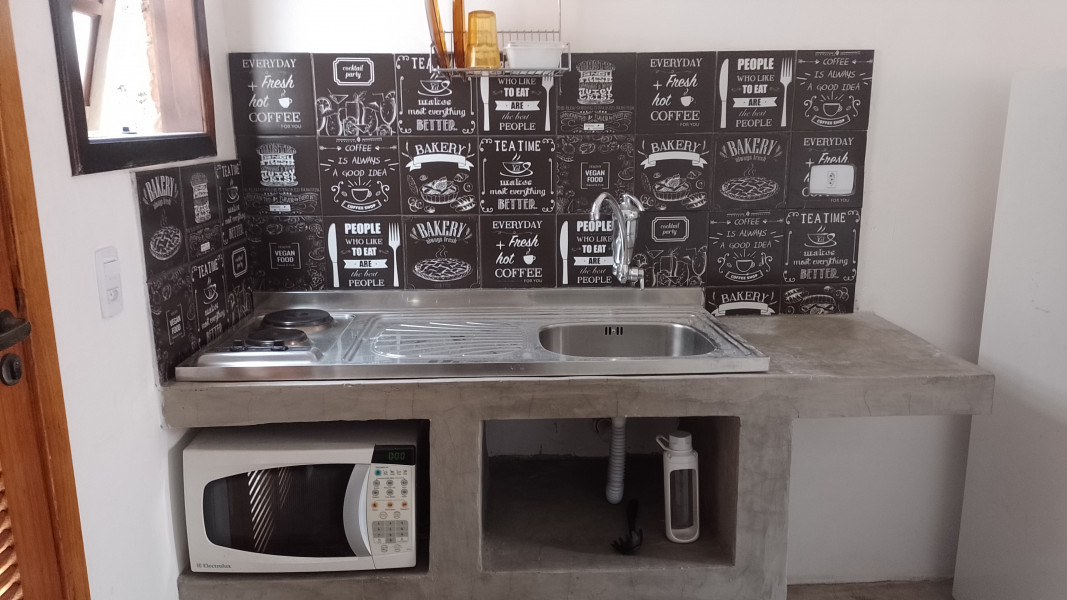 Imagem 8 da galeria do anúncio: Kitnet mobiliada com geladeira fogão e cama e individuais.