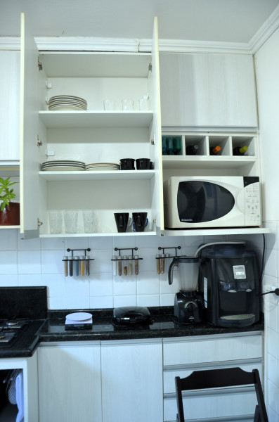 Imagem 12 da galeria do anúncio: Quarto ensolarado e espaçoso em apê tranquilo e central