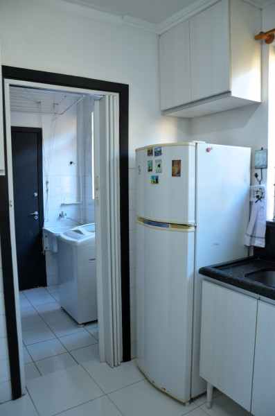 Imagem 13 da galeria do anúncio: Quarto ensolarado e espaçoso em apê tranquilo e central