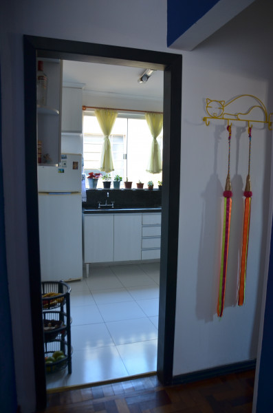 Imagem 9 da galeria do anúncio: Quarto ensolarado e espaçoso em apê tranquilo e central