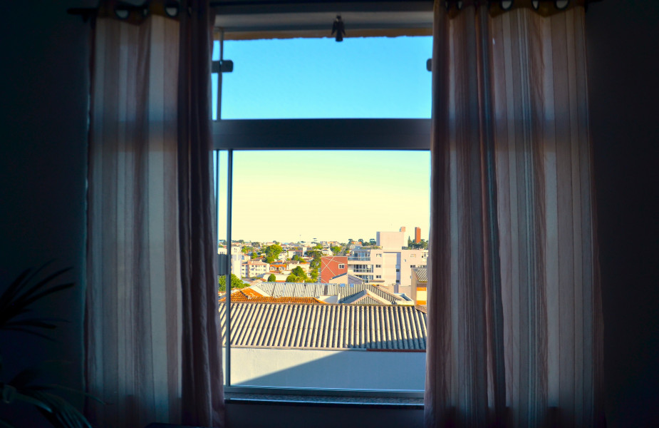 Imagem 8 da galeria do anúncio: Quarto ensolarado e espaçoso em apê tranquilo e central