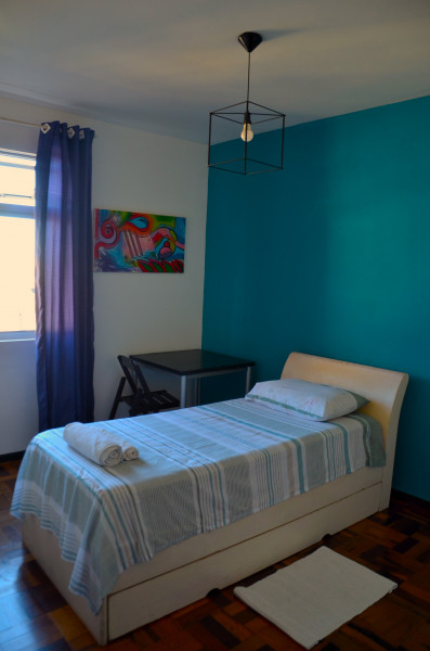 Imagem 1 da galeria do anúncio: Quarto ensolarado e espaçoso em apê tranquilo e central