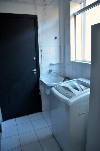 Imagem 14 da galeria do anúncio: Quarto ensolarado e espaçoso em apê tranquilo e central