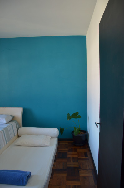 Imagem 20 da galeria do anúncio: Quarto ensolarado e espaçoso em apê tranquilo e central