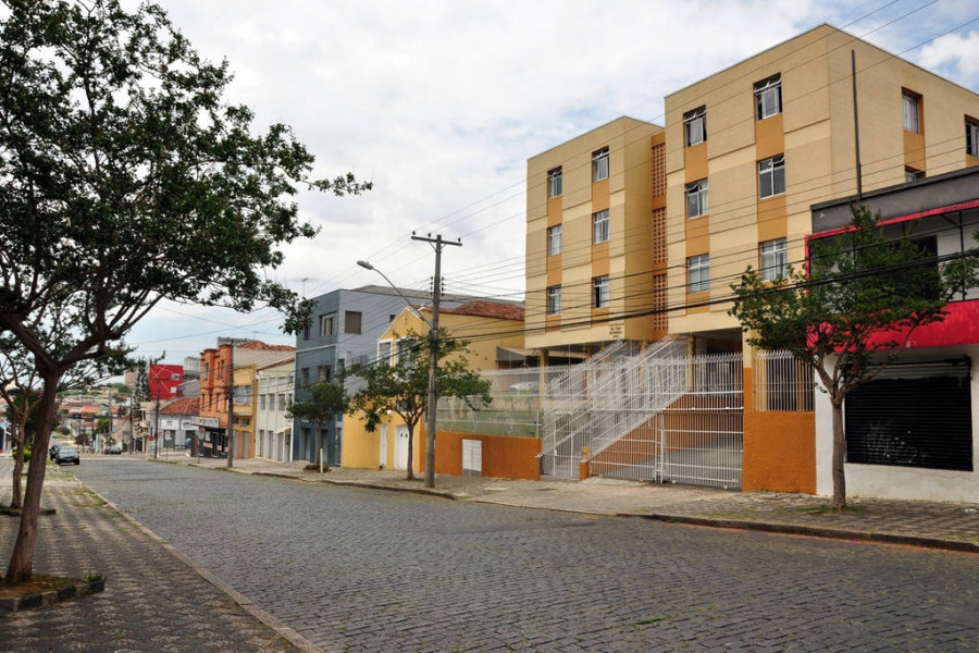 Imagem 23 da galeria do anúncio: Quarto ensolarado e espaçoso em apê tranquilo e central
