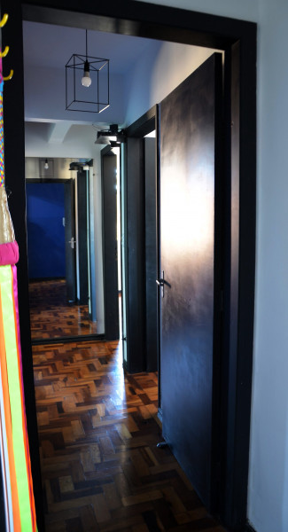 Imagem 3 da galeria do anúncio: Quarto ensolarado e espaçoso em apê tranquilo e central