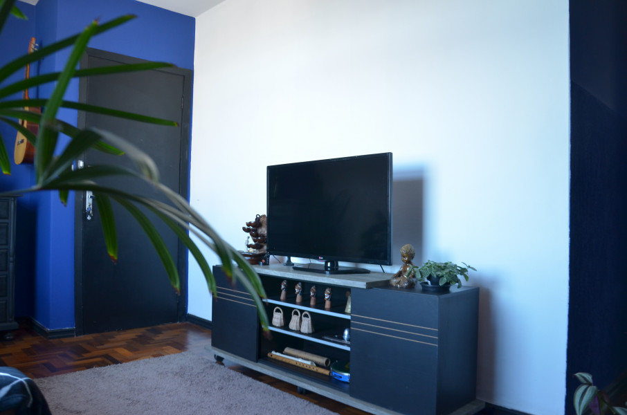 Imagem 6 da galeria do anúncio: Quarto ensolarado e espaçoso em apê tranquilo e central