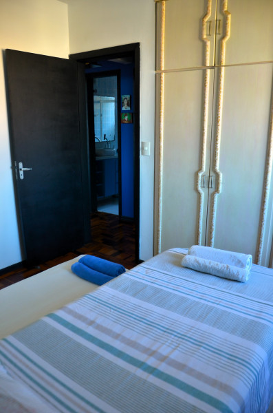 Imagem 22 da galeria do anúncio: Quarto ensolarado e espaçoso em apê tranquilo e central