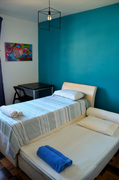 Imagem 18 da galeria do anúncio: Quarto ensolarado e espaçoso em apê tranquilo e central