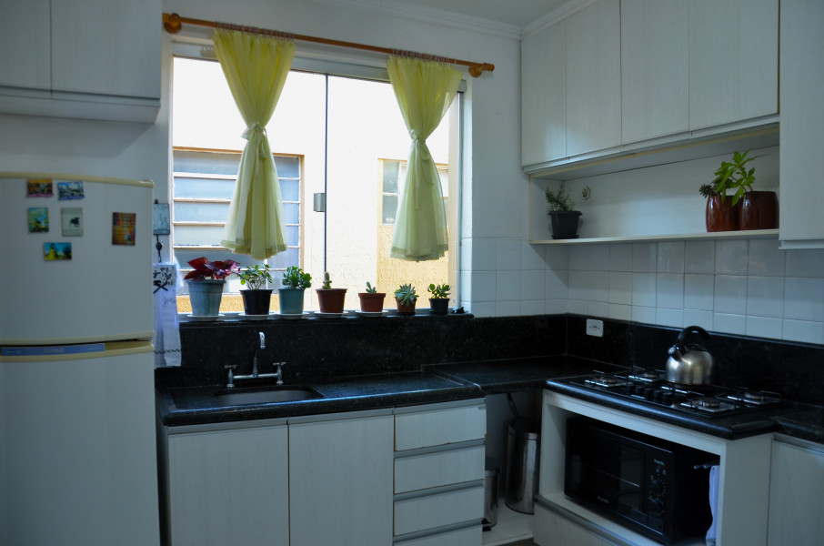 Imagem 10 da galeria do anúncio: Quarto ensolarado e espaçoso em apê tranquilo e central