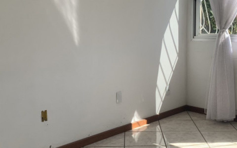 Imagem 6 da galeria do anúncio: Aluga-se em apartamento quarto luminoso a uma quadra do mar