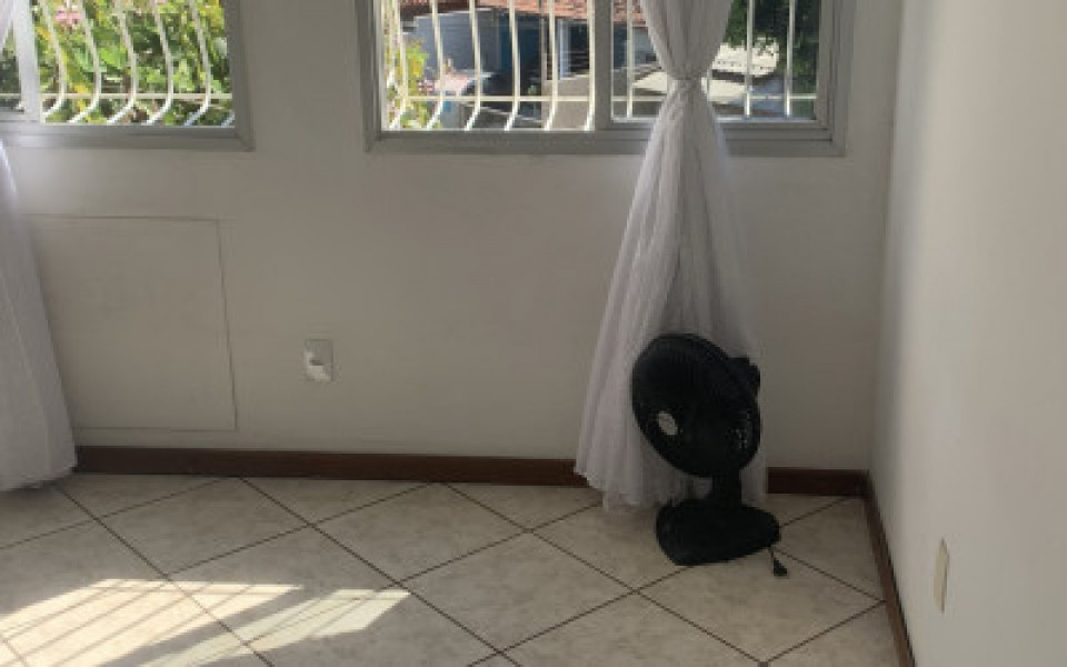 Imagem 8 da galeria do anúncio: Aluga-se em apartamento quarto luminoso a uma quadra do mar