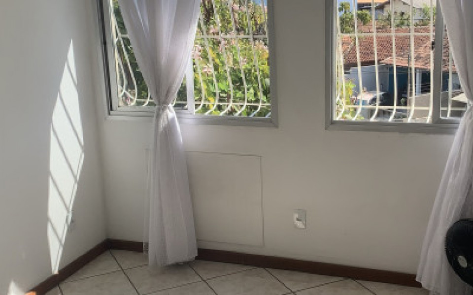 Imagem 4 da galeria do anúncio: Aluga-se em apartamento quarto luminoso a uma quadra do mar