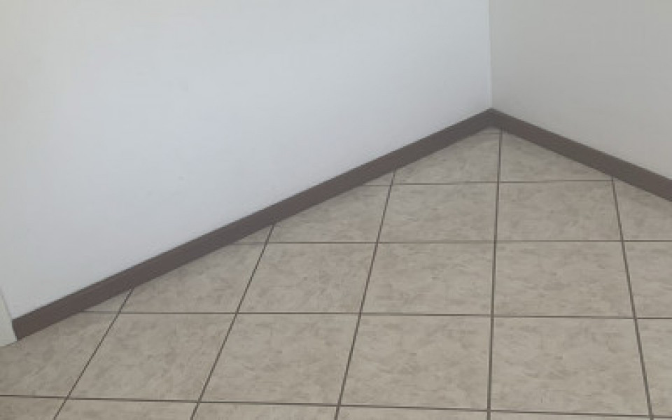 Imagem 11 da galeria do anúncio: Aluga-se em apartamento quarto luminoso a uma quadra do mar